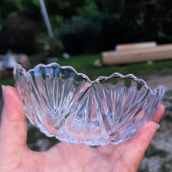 ~{Unbranded}~ Set of 4 scalloped design desert bowls. - Picture 4 of 6